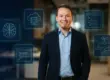 IT-Berater vor holografischen Icons für Cloud, Code, KI-Brain und Agent-Workflows – souveräne KI Agenten für den Mittelstand in der DACH-Region